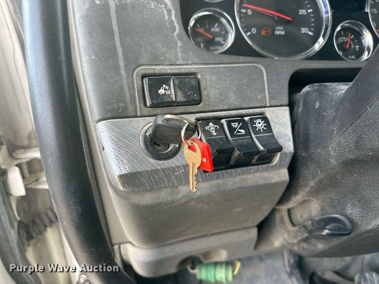 image for item DT6515 2018 Kenworth T880 semi truck