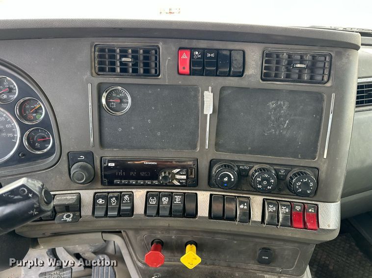 image for item DT6515 2018 Kenworth T880 semi truck