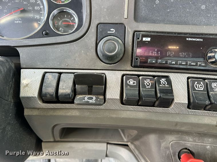 image for item DT6515 2018 Kenworth T880 semi truck