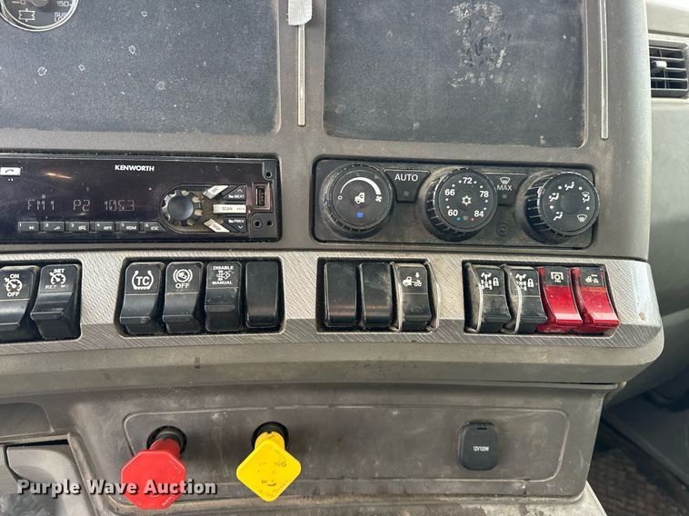 image for item DT6515 2018 Kenworth T880 semi truck