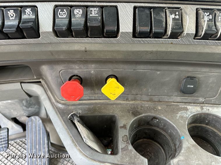 image for item DT6515 2018 Kenworth T880 semi truck