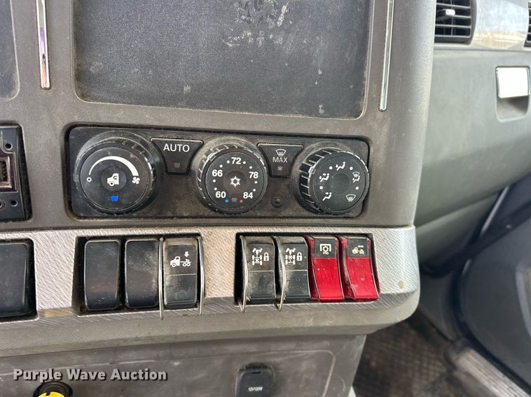 image for item DT6515 2018 Kenworth T880 semi truck