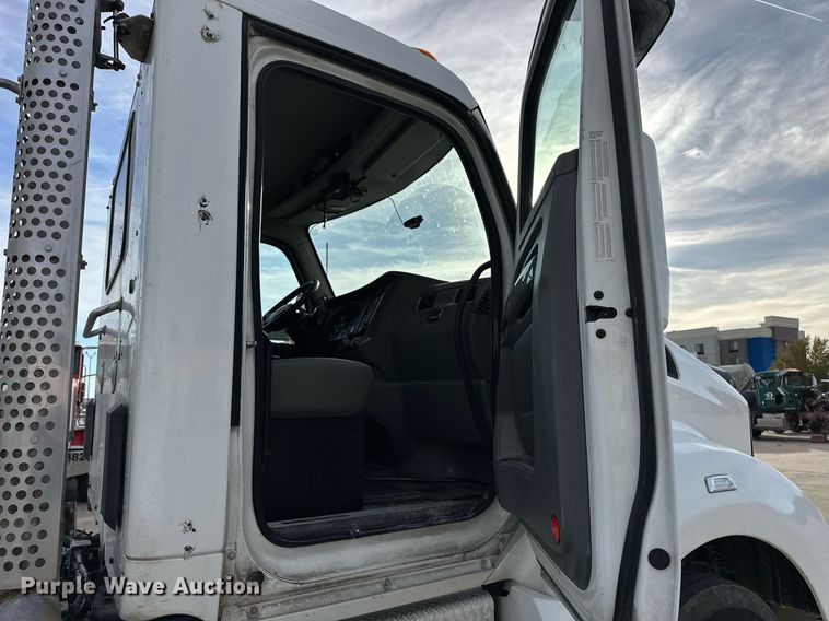 image for item DT6515 2018 Kenworth T880 semi truck