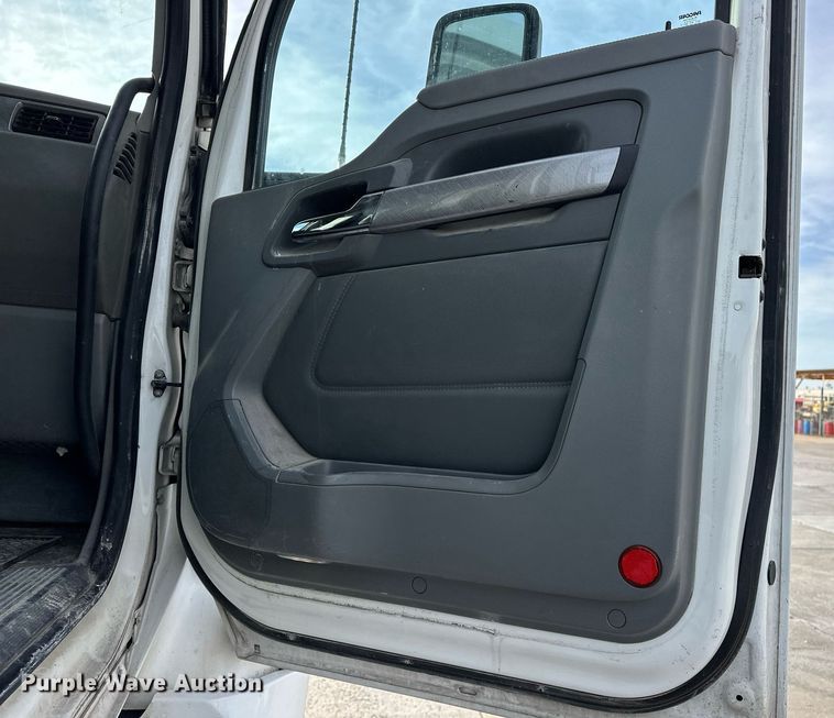 image for item DT6515 2018 Kenworth T880 semi truck