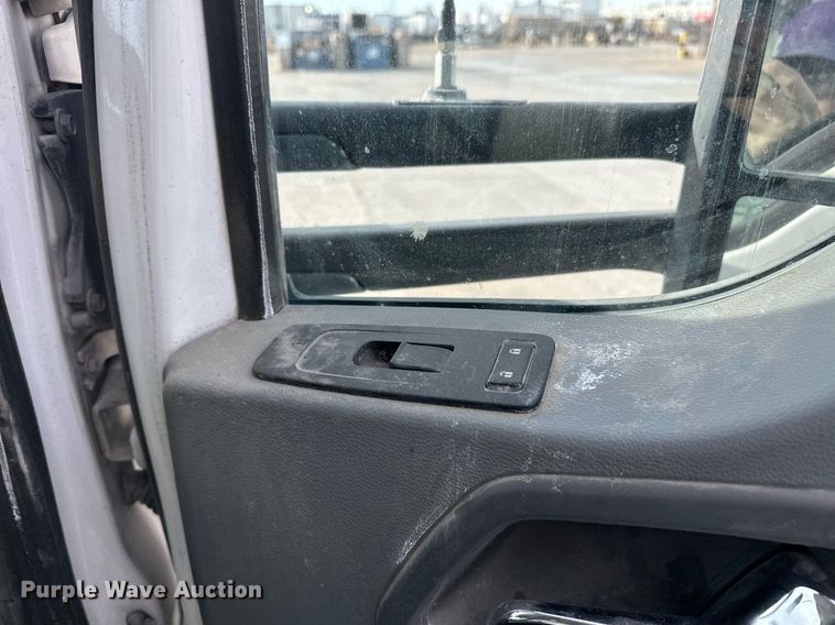 image for item DT6515 2018 Kenworth T880 semi truck