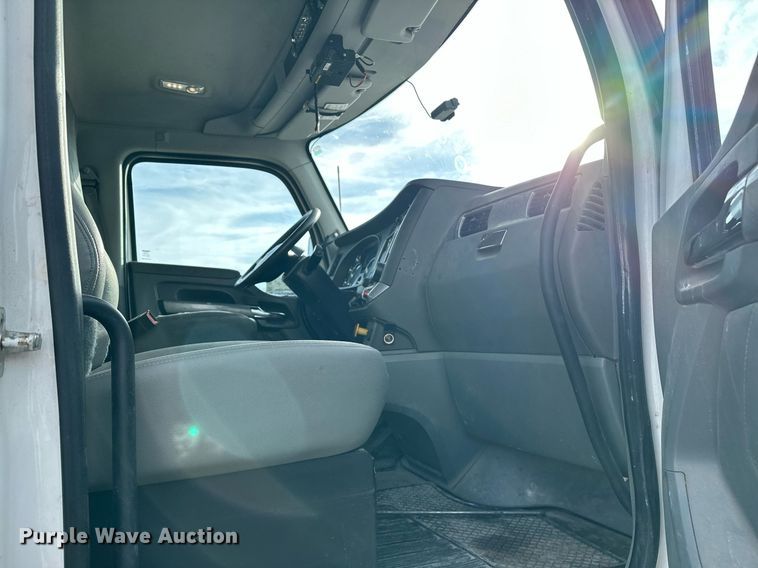 image for item DT6515 2018 Kenworth T880 semi truck