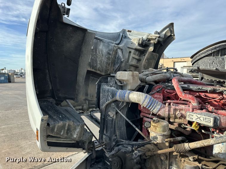 image for item DT6515 2018 Kenworth T880 semi truck