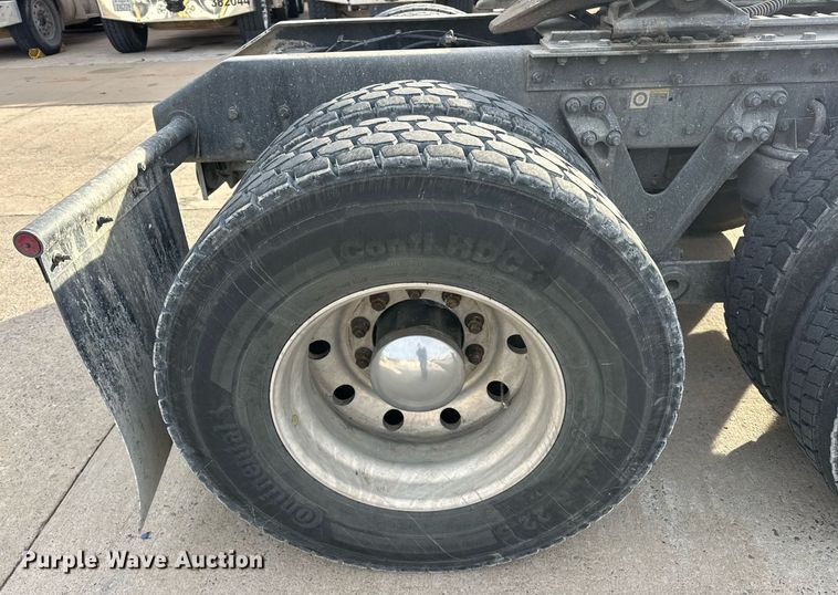 image for item DT6515 2018 Kenworth T880 semi truck