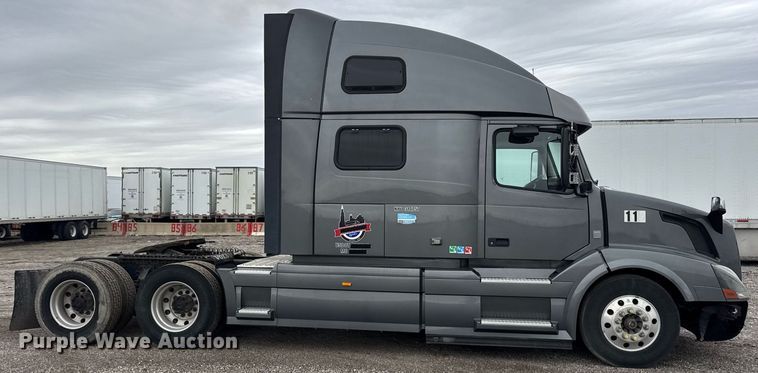 image for item DU3435 2017 Volvo VN semi truck