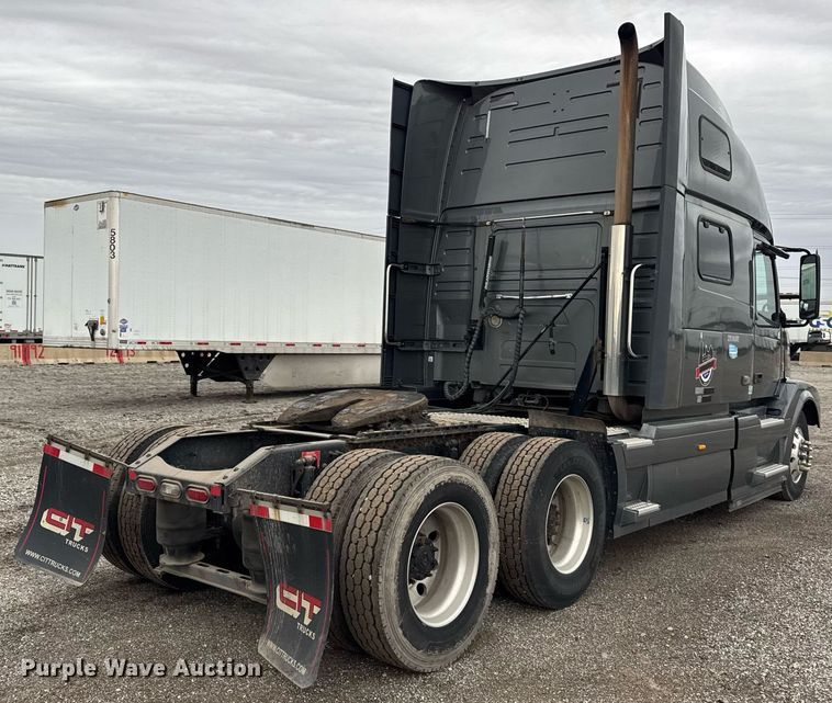 image for item DU3435 2017 Volvo VN semi truck