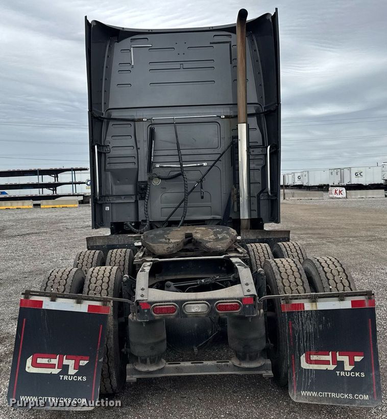 image for item DU3435 2017 Volvo VN semi truck