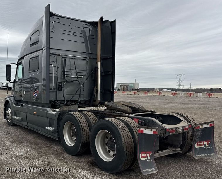 image for item DU3435 2017 Volvo VN semi truck