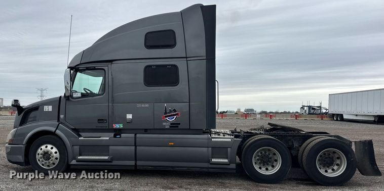 image for item DU3435 2017 Volvo VN semi truck