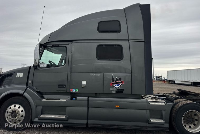 image for item DU3435 2017 Volvo VN semi truck