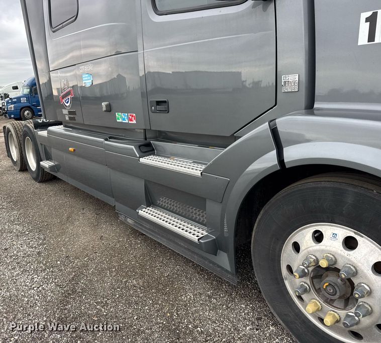 image for item DU3435 2017 Volvo VN semi truck