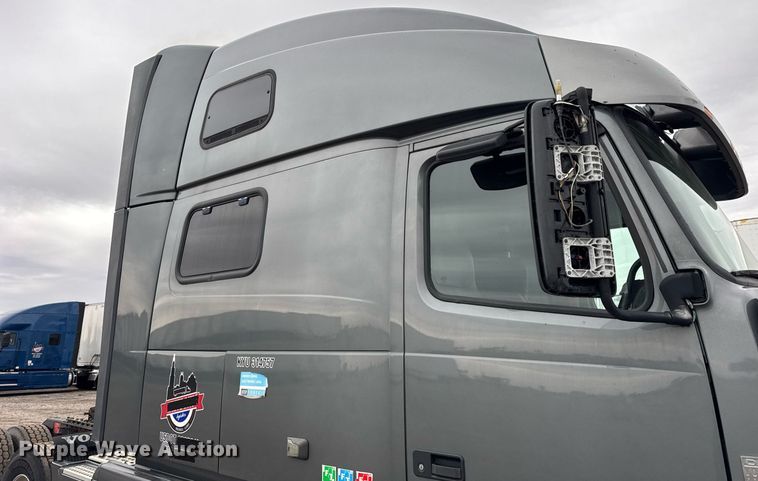 image for item DU3435 2017 Volvo VN semi truck