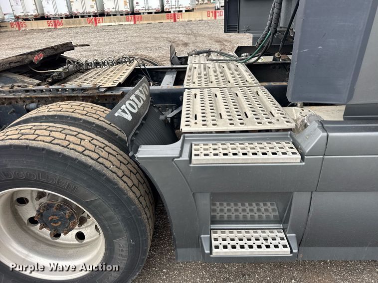 image for item DU3435 2017 Volvo VN semi truck