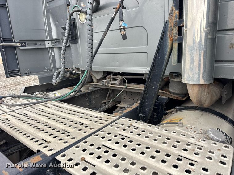 image for item DU3435 2017 Volvo VN semi truck