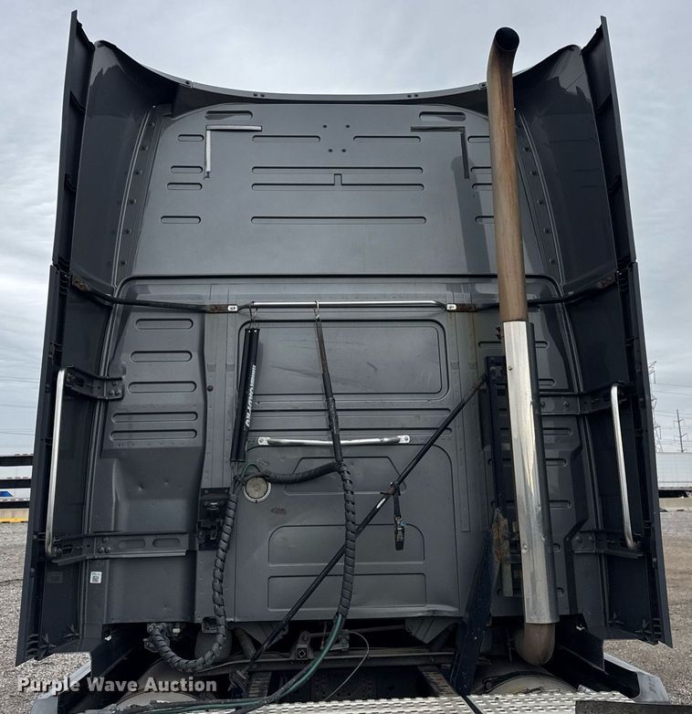 image for item DU3435 2017 Volvo VN semi truck