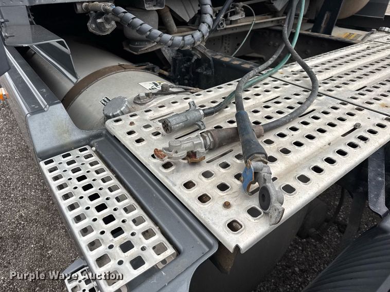 image for item DU3435 2017 Volvo VN semi truck