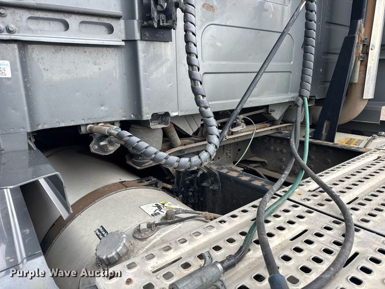 image for item DU3435 2017 Volvo VN semi truck