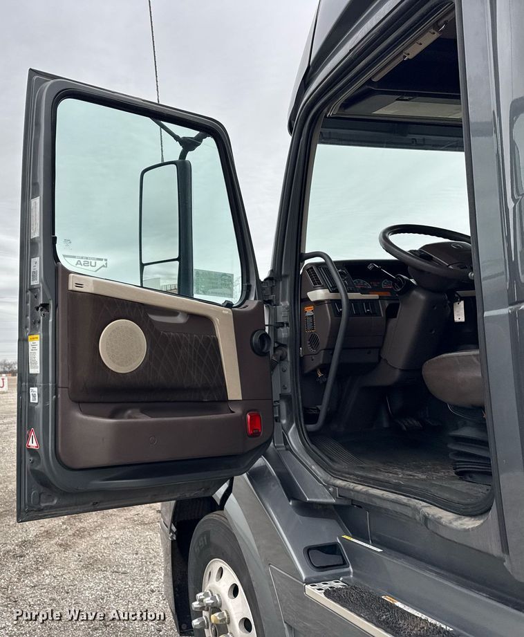 image for item DU3435 2017 Volvo VN semi truck