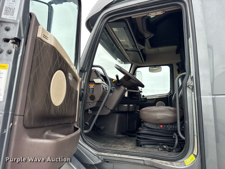 image for item DU3435 2017 Volvo VN semi truck