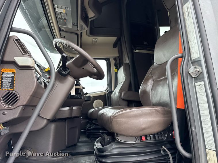 image for item DU3435 2017 Volvo VN semi truck