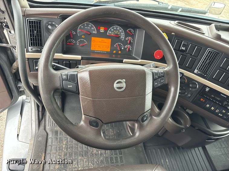 image for item DU3435 2017 Volvo VN semi truck