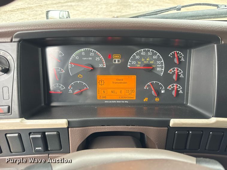 image for item DU3435 2017 Volvo VN semi truck