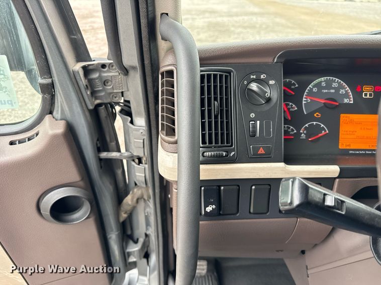 image for item DU3435 2017 Volvo VN semi truck