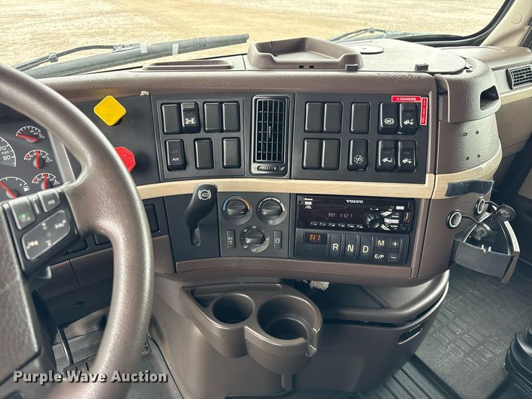 image for item DU3435 2017 Volvo VN semi truck