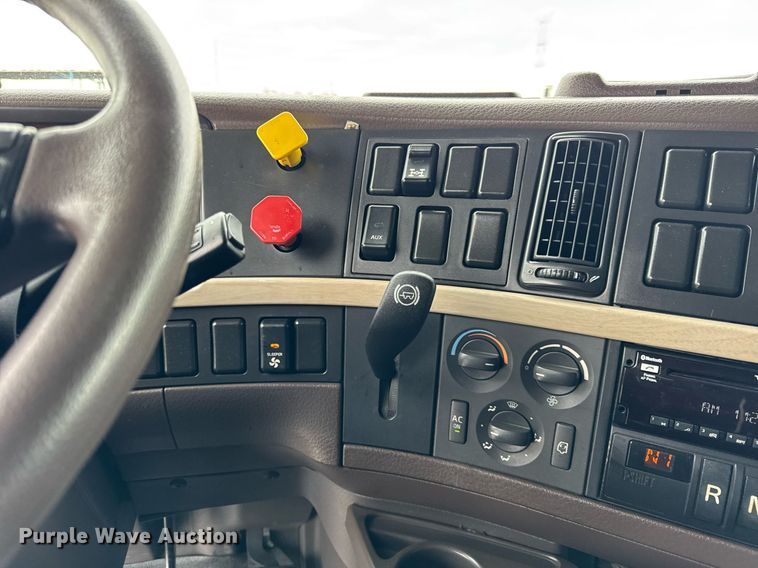 image for item DU3435 2017 Volvo VN semi truck