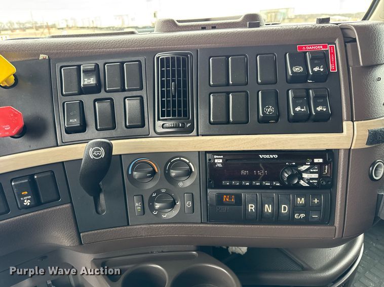 image for item DU3435 2017 Volvo VN semi truck