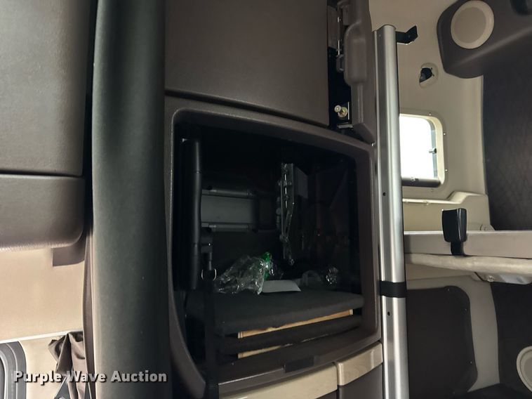 image for item DU3435 2017 Volvo VN semi truck