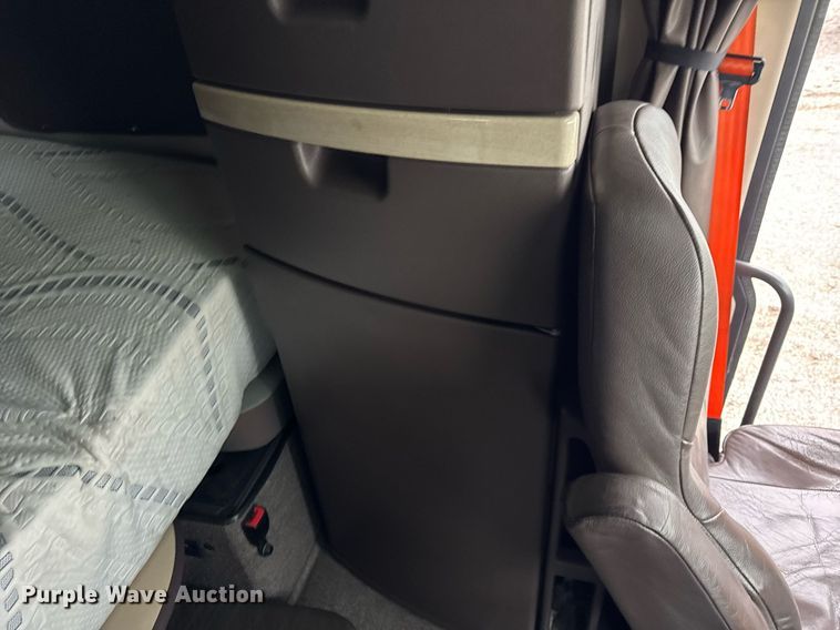 image for item DU3435 2017 Volvo VN semi truck