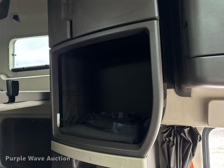 image for item DU3435 2017 Volvo VN semi truck