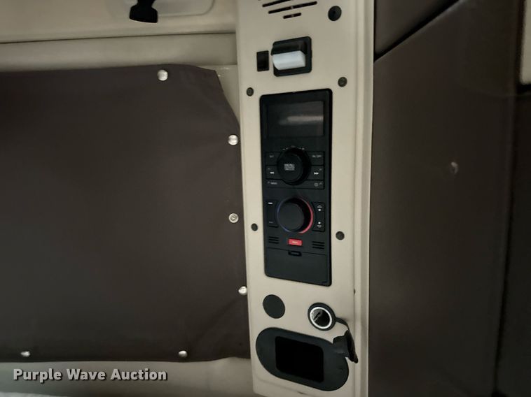 image for item DU3435 2017 Volvo VN semi truck