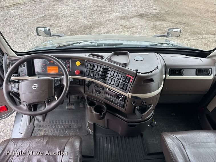 image for item DU3435 2017 Volvo VN semi truck