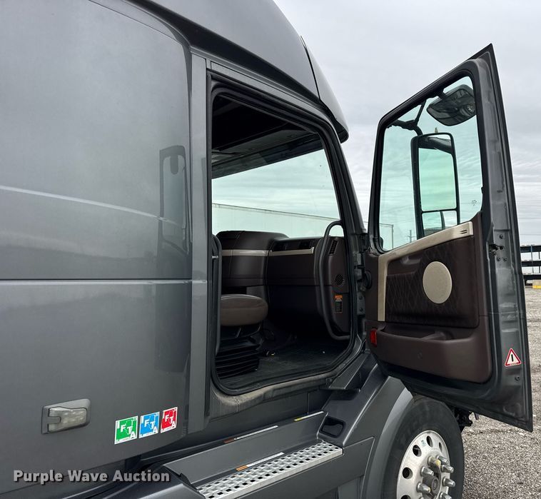 image for item DU3435 2017 Volvo VN semi truck