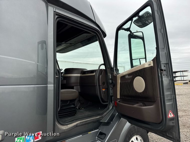 image for item DU3435 2017 Volvo VN semi truck