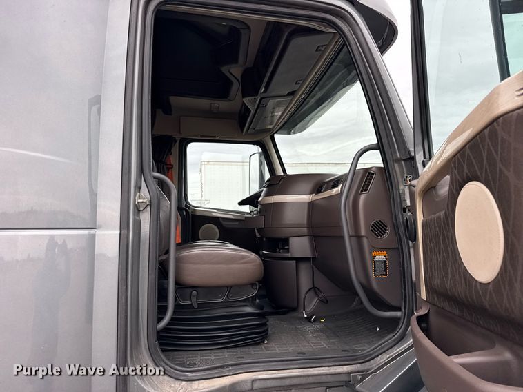 image for item DU3435 2017 Volvo VN semi truck