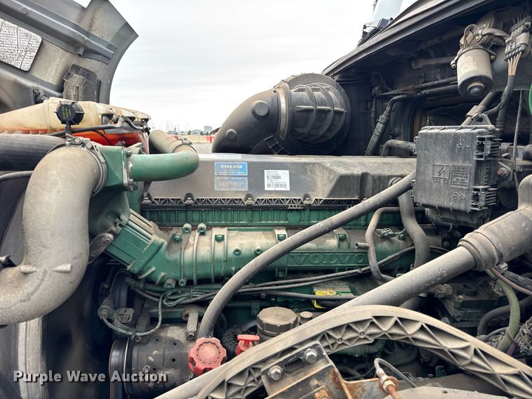 image for item DU3435 2017 Volvo VN semi truck