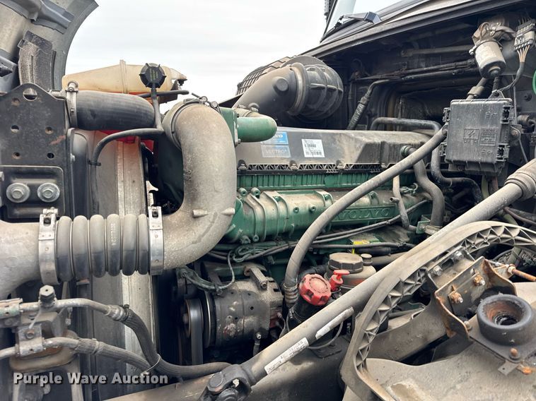 image for item DU3435 2017 Volvo VN semi truck