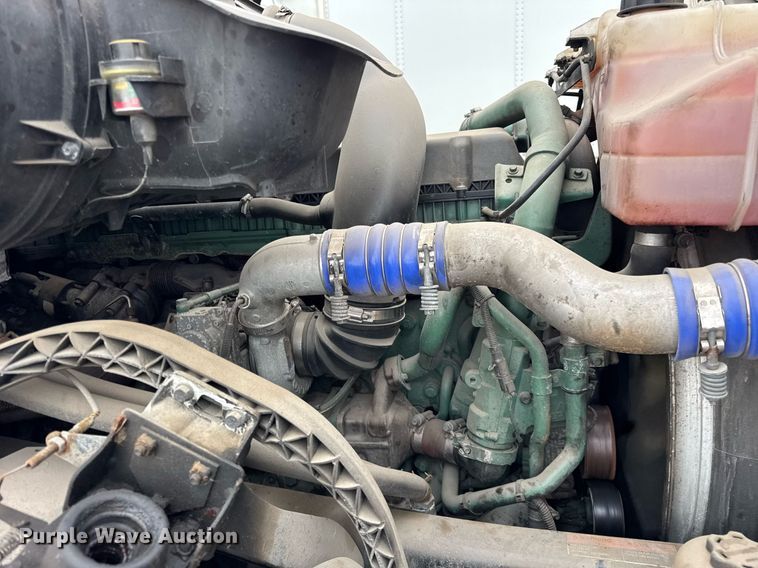 image for item DU3435 2017 Volvo VN semi truck