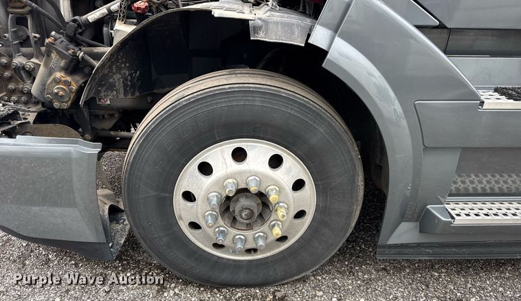 image for item DU3435 2017 Volvo VN semi truck