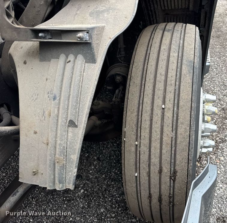 image for item DU3435 2017 Volvo VN semi truck