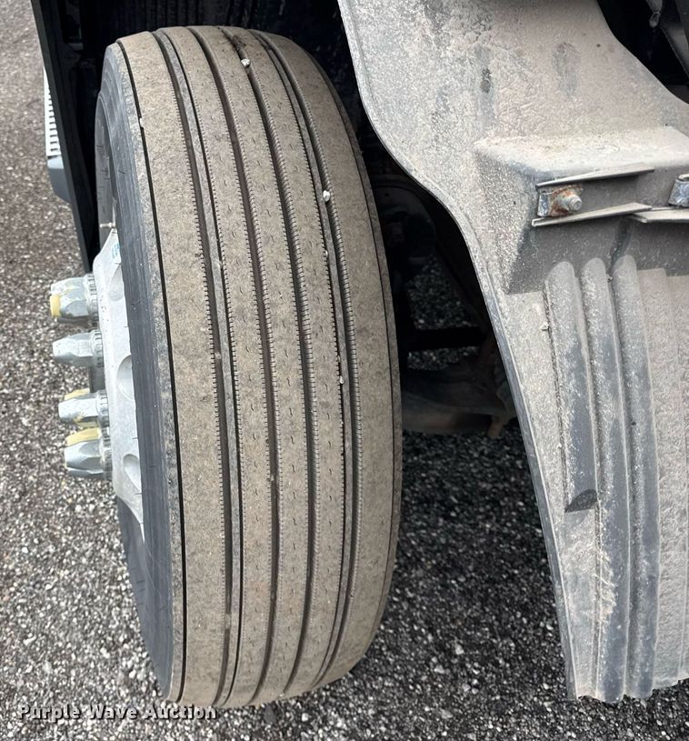 image for item DU3435 2017 Volvo VN semi truck