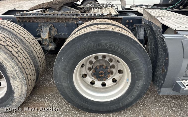 image for item DU3435 2017 Volvo VN semi truck