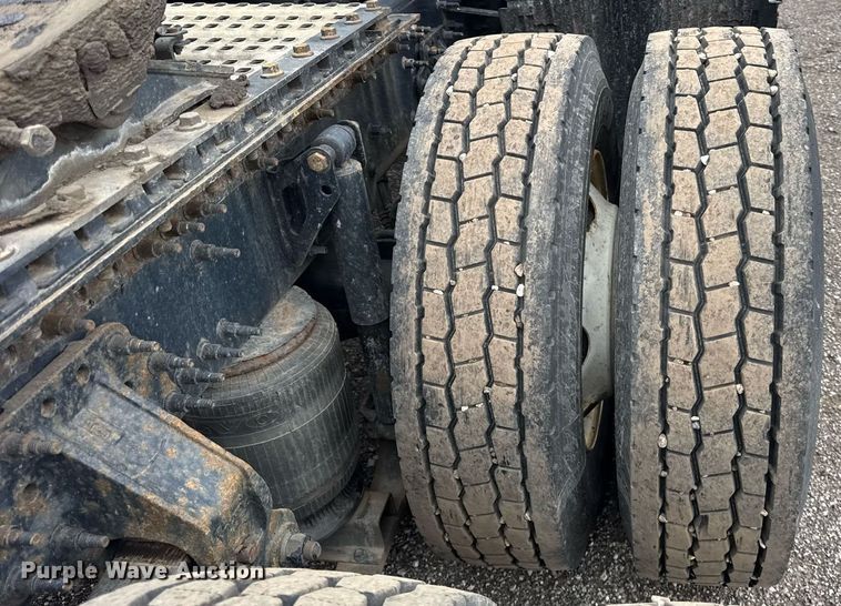 image for item DU3435 2017 Volvo VN semi truck